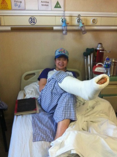 腾讯记者医院探望程菲 伤势恢复需半年或退役