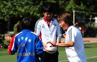 中国女足队员走进校园足球 与学生军同场竞技