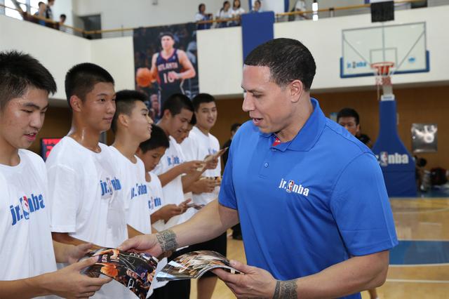 NBA球星迈克-毕比访问中关村中学，传授篮球技巧