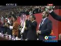 视频：主席台全体起立鼓掌 向中国代表团致意