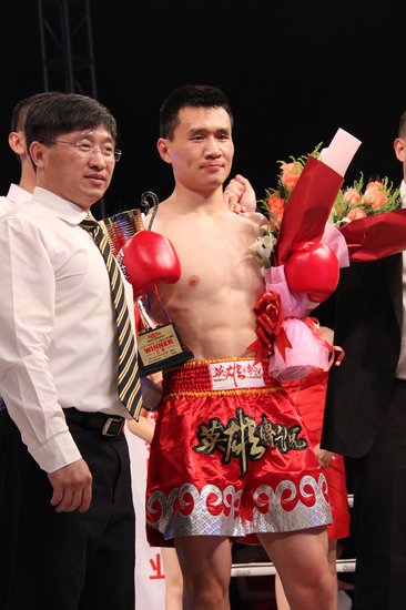 英雄传说中国拳手闪耀 1分钟内两度KO日悍将