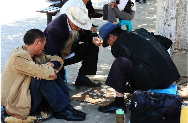 前日下午,68岁的谭大爷就是因为观看别人下棋多说了几句,被棋友按在地