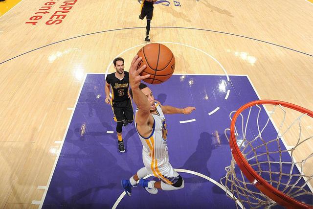 阿杜调侃库里扣飞空篮:很高兴第二次上篮进了_NBA_华体即时比分直播网