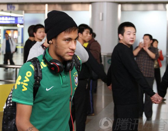 内马尔和阿尔维斯领衔巴西国家队抵达北京