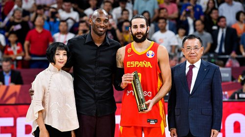 科比颁奖 卢比奥荣膺世界杯双料MVP！