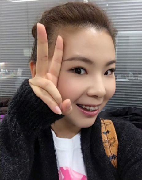 何可欣比剪刀手卖萌 网友:高低杠公主长大了