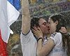 法国球迷暴雨中激吻