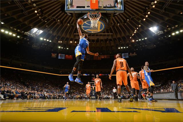 半场:库里发威助勇士领先 阿杜被撞翻仍冷静