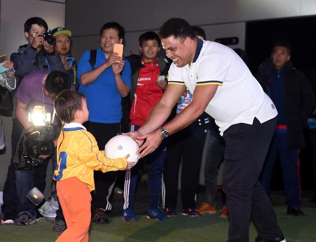 罗纳尔多来华开足校:帮中国举办第一个世界杯