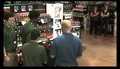 视频：韦德扮超市销售人员 闪电侠戴假发眼镜