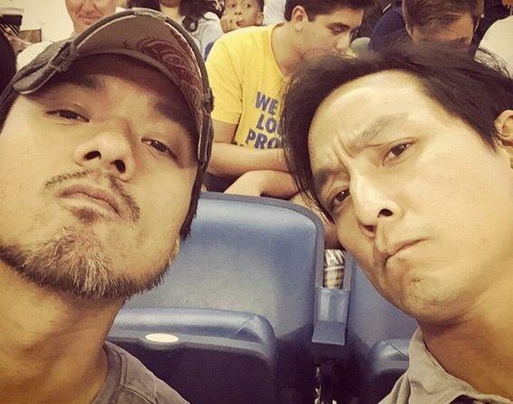 吴彦祖冯德伦现身鹈鹕主场 却是来支持勇士的_体育_腾讯网