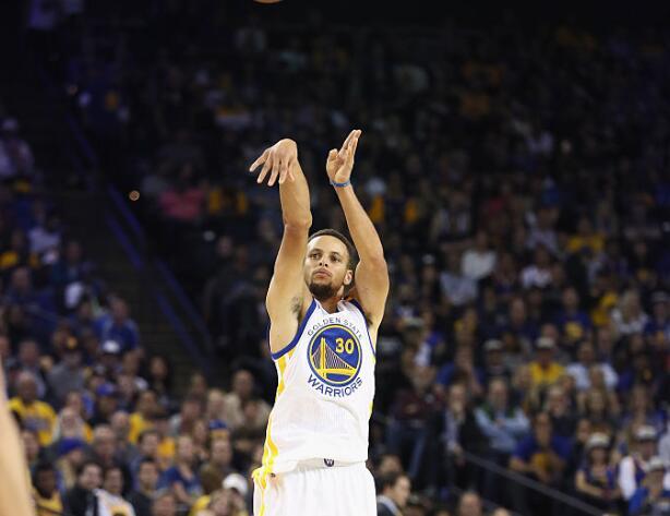 首发：勇士F4瞄准四连胜 库里布克演飙分对决