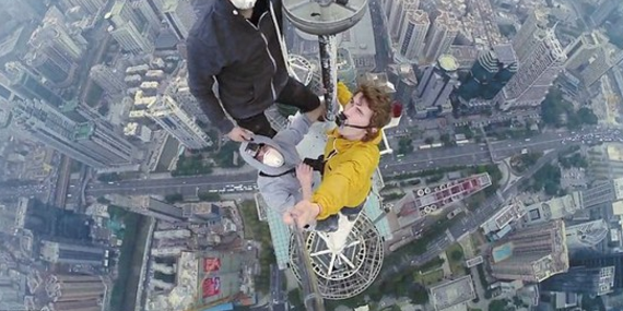 大心脏！男子无保护攀爬百米楼顶自拍(图) 