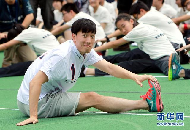 刘翔现身中学指导体育课 透露训练仍照常进行
