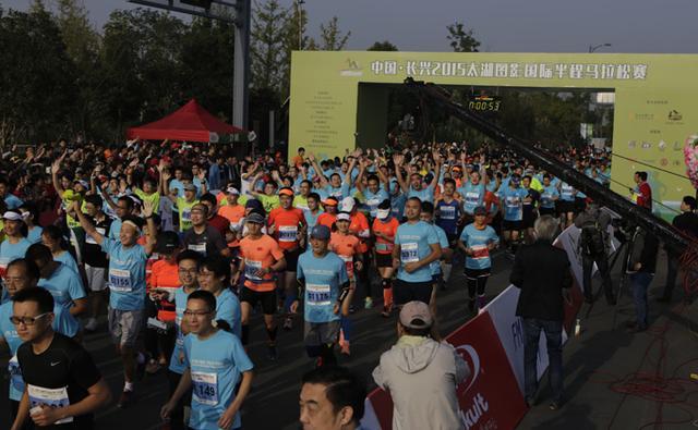 竞跑太湖心悦图影 太湖国际半程马拉松落幕