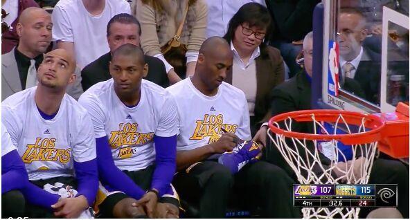 科比送小球迷签名战靴 拿走另一位球迷的球衣