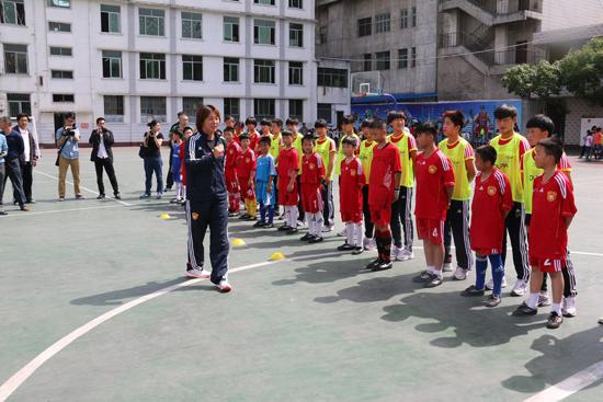 中国女足国家少年队走进安康市第一小学