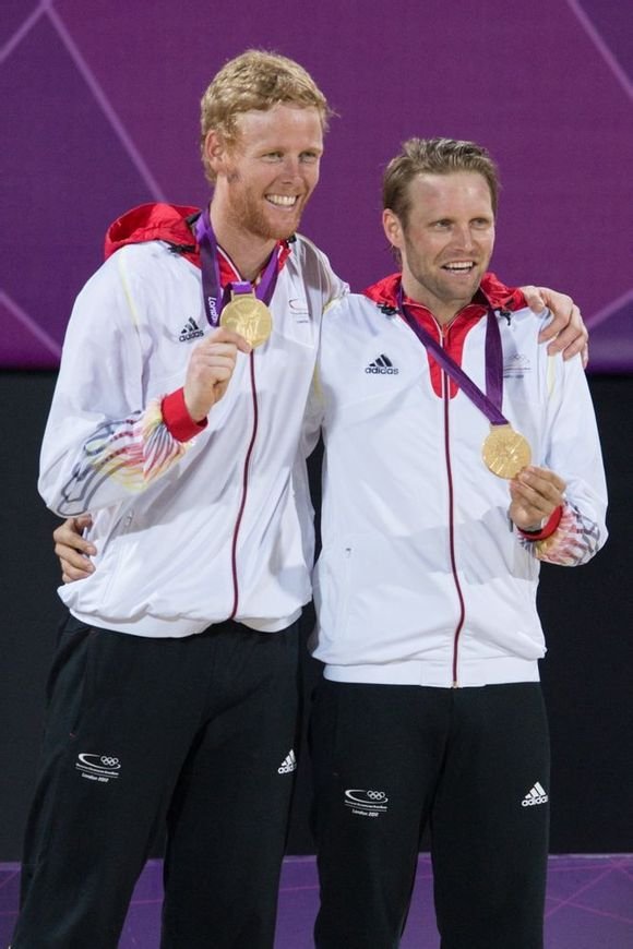 奥运沙排冠军男男激吻登封面 抗议俄反同法案