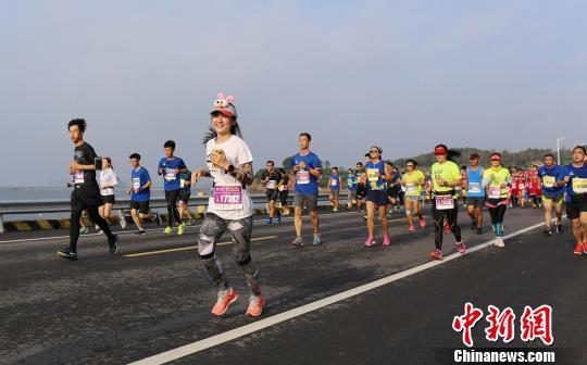 2016大连马拉松开跑 中国选手3小时男子组夺