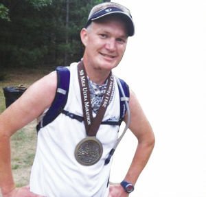 美国医生征服超级马拉松 钢丝封嘴跑12.5小时