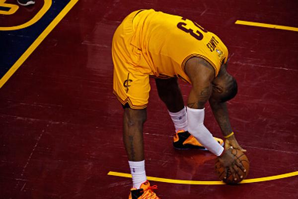 劳詹皇赛后打瞌睡 第四次总决赛抽筋他太累_体