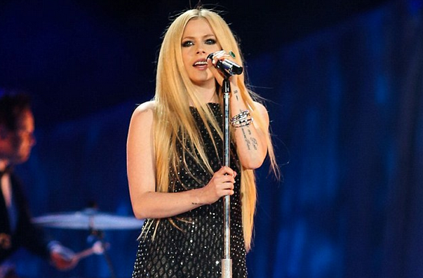 艾薇儿病后首次复出气色佳 倾情献唱特奥会