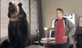 视频：伊涅斯塔拍圣诞广告 与狗熊一起生活