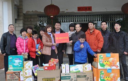 福建省泉州市福彩工作人员慰问孤残儿童(图)