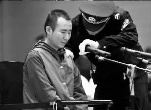 药家鑫独自驾车返回市区