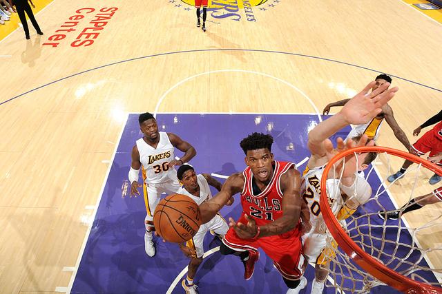 韦德轮休巴特勒40分创新高 湖人负公牛两连败 