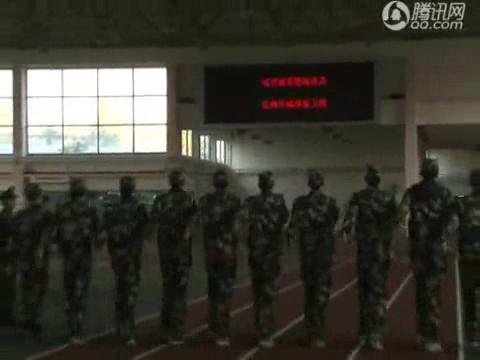 视频：刘翔首次正式军训 迷彩飞人秀标准军姿
