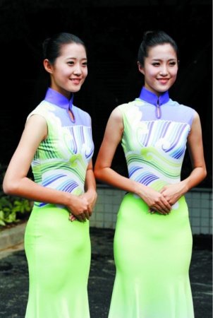 "微笑姐"练笑练到脸抽筋 礼仪服很透需要穿衬裙