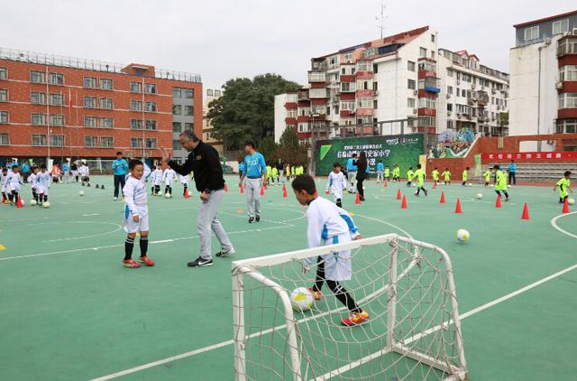 亚历山大国王一行马不停蹄地来到东城区史家小学,这里的史家小学足球