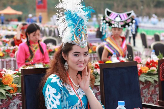 <em>56</em>民族<em>美女</em>亮相民族大联欢 合影人群络绎不绝