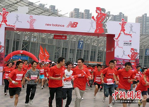 成都逾5000名爱跑者周末参加6公里长跑比赛