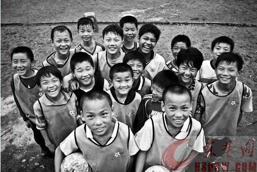 留守娃成校园足球小球星 放弃游戏回学校踢球