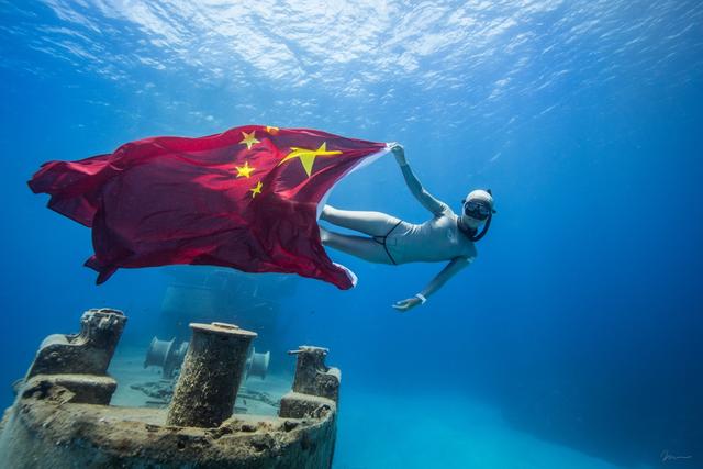 女博士获中国首枚自由潜奖牌 水下可闭气8分钟