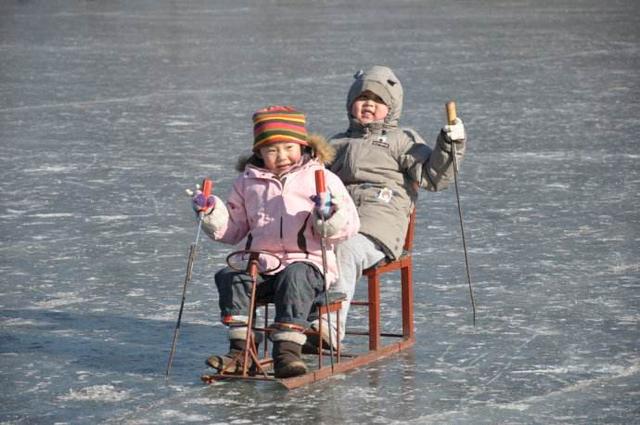 数九严冬乐趣多 户外运动玩冰车