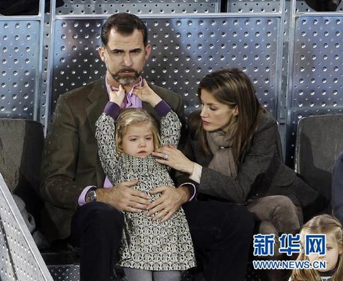 西班牙王室成员观看费纳网球慈善赛[组图]