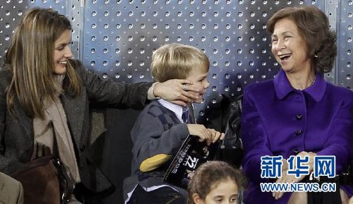 西班牙王室成员观看费纳网球慈善赛[组图]_体