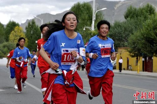 拉萨办国际半程马拉松挑战赛 西藏选手折桂