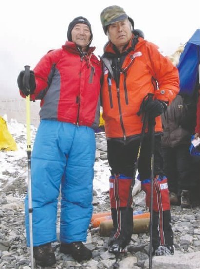 两位80岁老人对飙攀登珠峰 争夺最年长纪录