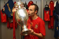 欧足联最佳球员候选：伊涅斯塔助西班牙夺冠