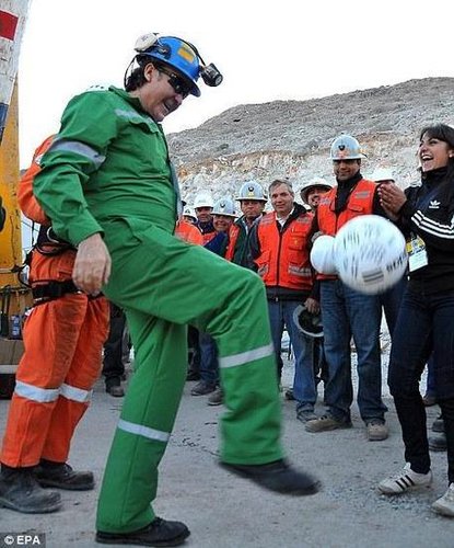 读图时代：智利脱险矿工即兴颠球表演