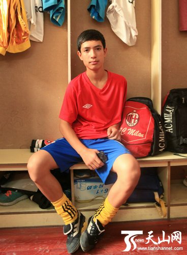 新疆足球少年:渴望成超级球星 长大再灭日韩