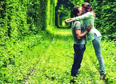 探访乌克兰神秘爱情隧道 爱情其实就是一个球