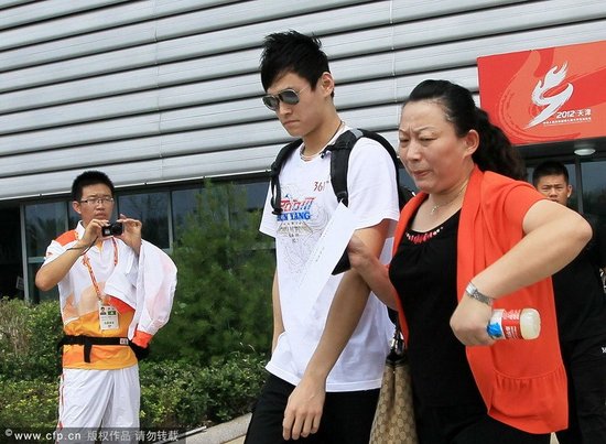 孙杨母亲:我不是儿子经纪人 一切上头说了算