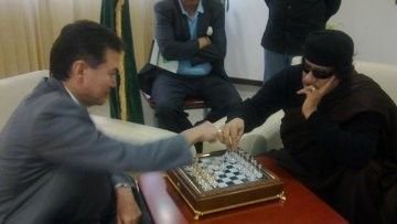 卡扎菲与国际棋联主席下棋 藏水道躲空袭(图)