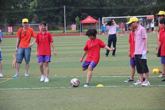 梅州小学生玩足球过六一 趣味游戏受欢迎