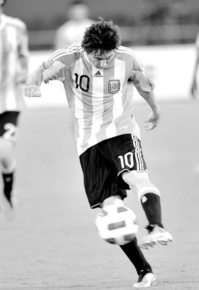 国际足球热身赛 阿根廷1:0巴西 完美一击 梅西